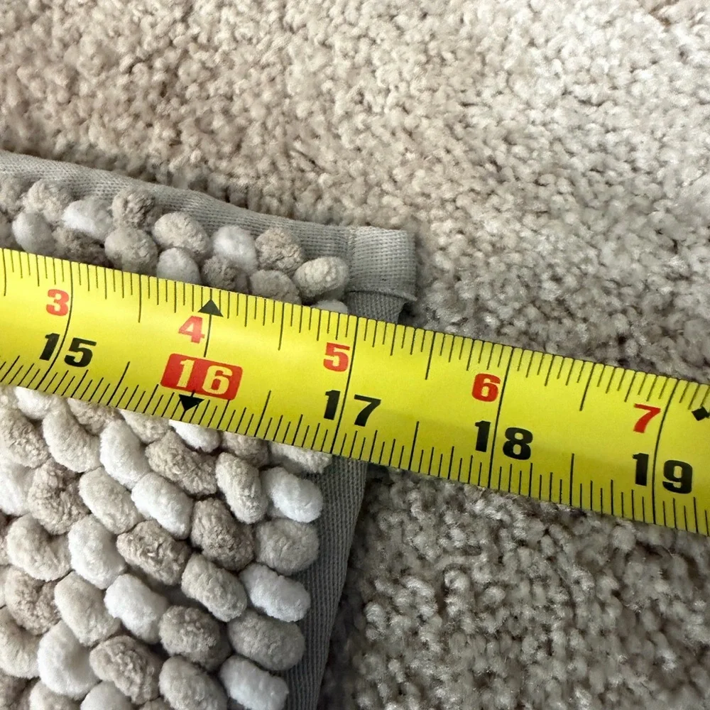 NWOT Elegant Cream Bath Mat Set